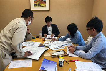 現場事務所での総合定例会議への出席