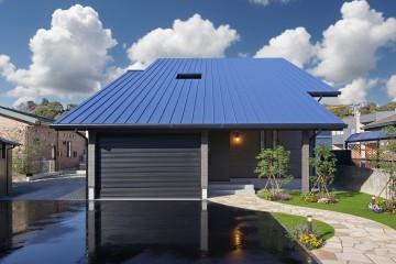 平屋のように暮らせるガレージのある家