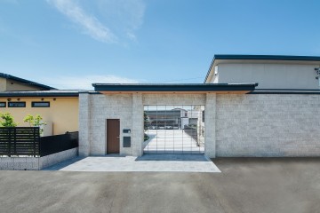 木材を多用した和風平屋の離れのある、シンプルモダンなキャノピー付き邸宅