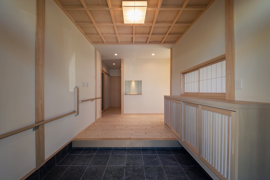 ヒノキ格天井と手漉き和紙ニッチが訪れる人を魅了する和風離れの玄関