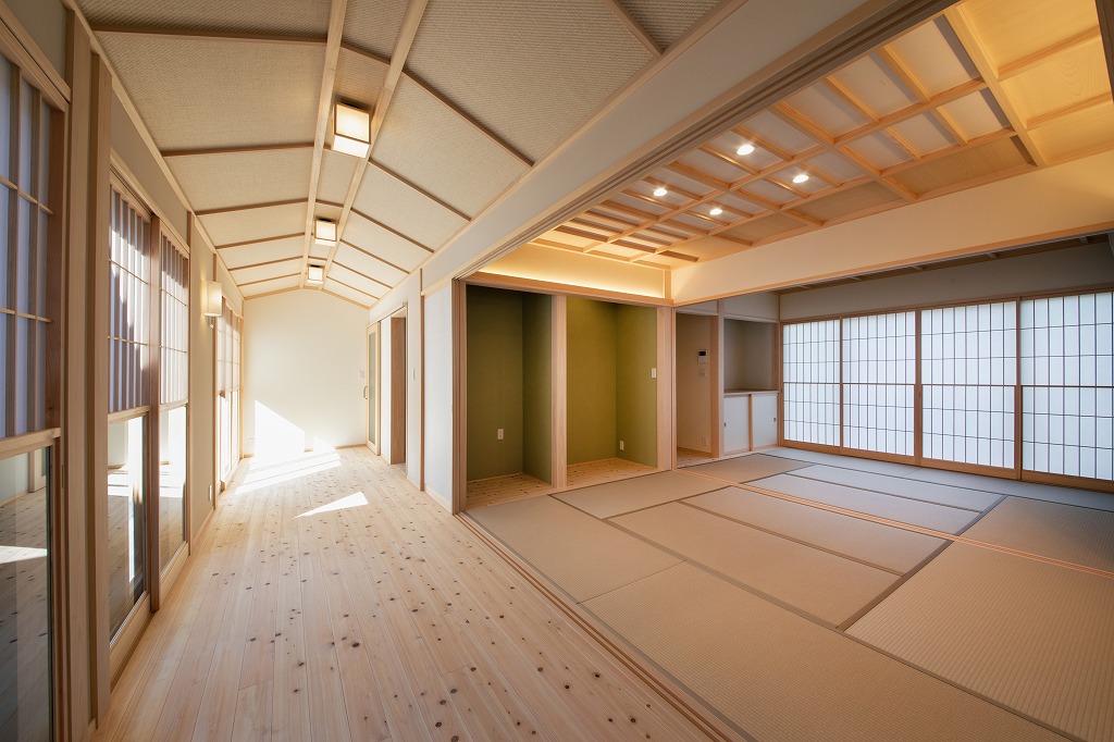 土佐和紙の格天井と大建健やか畳(灰桜色)が優美な本格和室