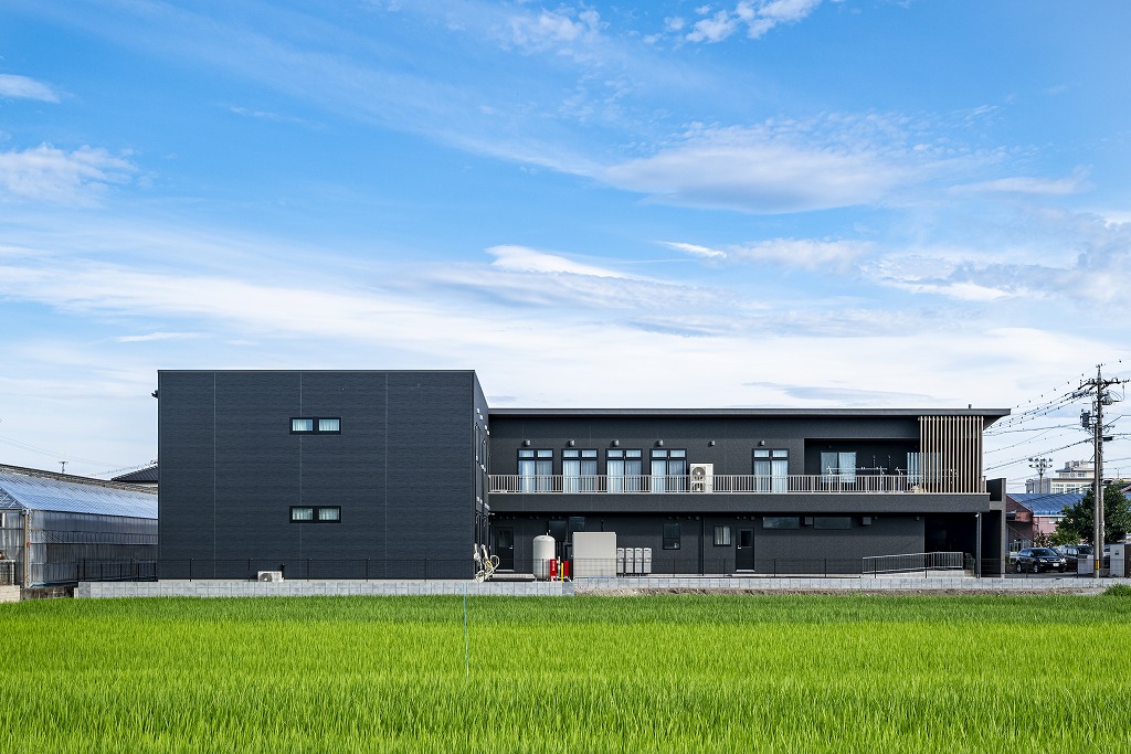 静岡市駿河区の住宅型有料老人ホームClassyのモダンで気品ある木造2階建て外観