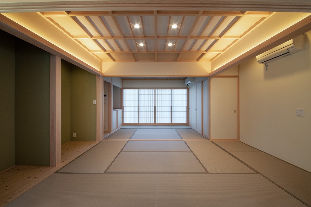土佐和紙の格天井と大建健やか畳(灰桜色)が優美な本格和室