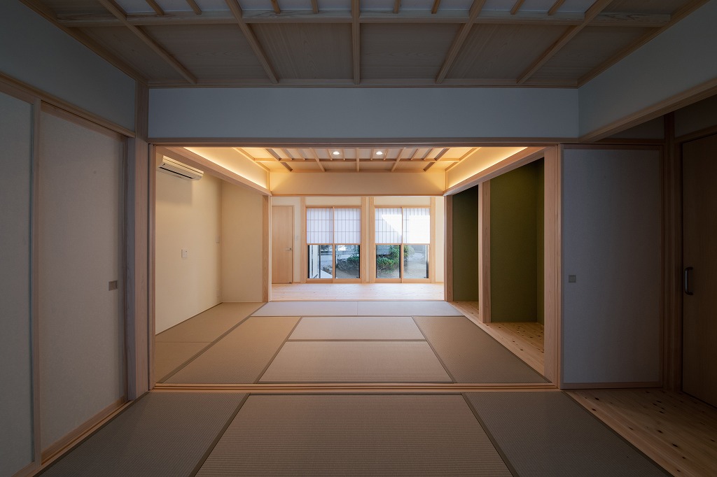 土佐和紙の格天井と大建健やか畳(灰桜色)が優美な本格和室