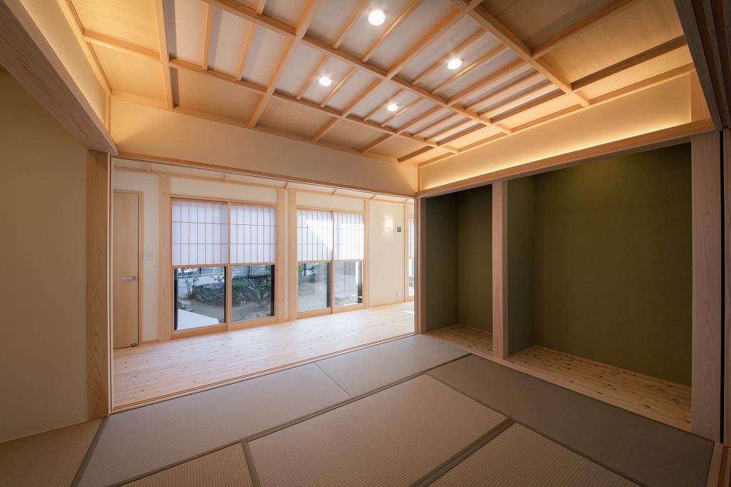 土佐和紙の格天井と大建健やか畳(灰桜色)が優美な本格和室