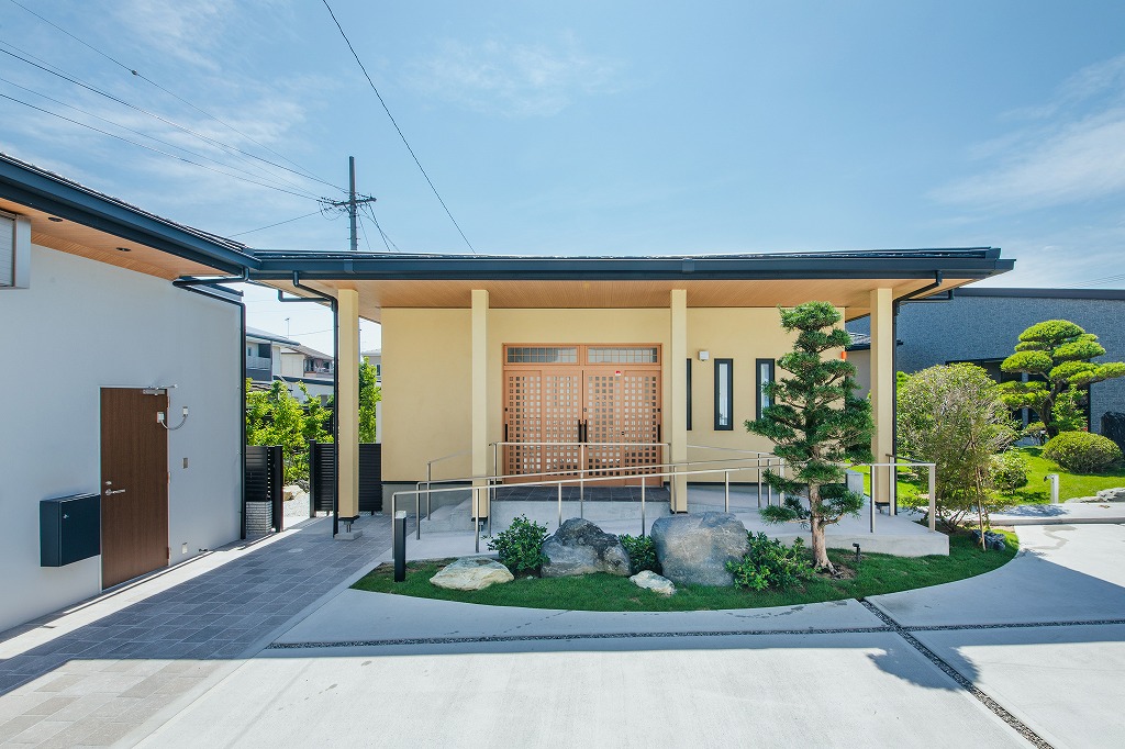 こて塗調ベージュの外壁とROOGA鉄平屋根で仕上げた和風の平屋の離れ