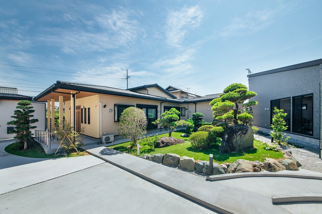 移植した名石と松を配置しライトアップを施した本宅と離れの間の日本庭園